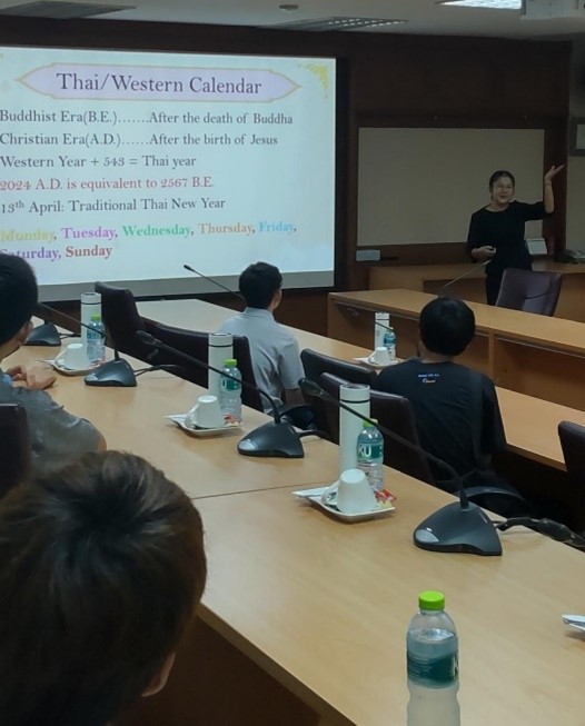 午前はタイの歴史や政治に始まり、言語やマナーなど幅広く学び、タイの人々の生活習慣や価値観を理解する機会となりました。