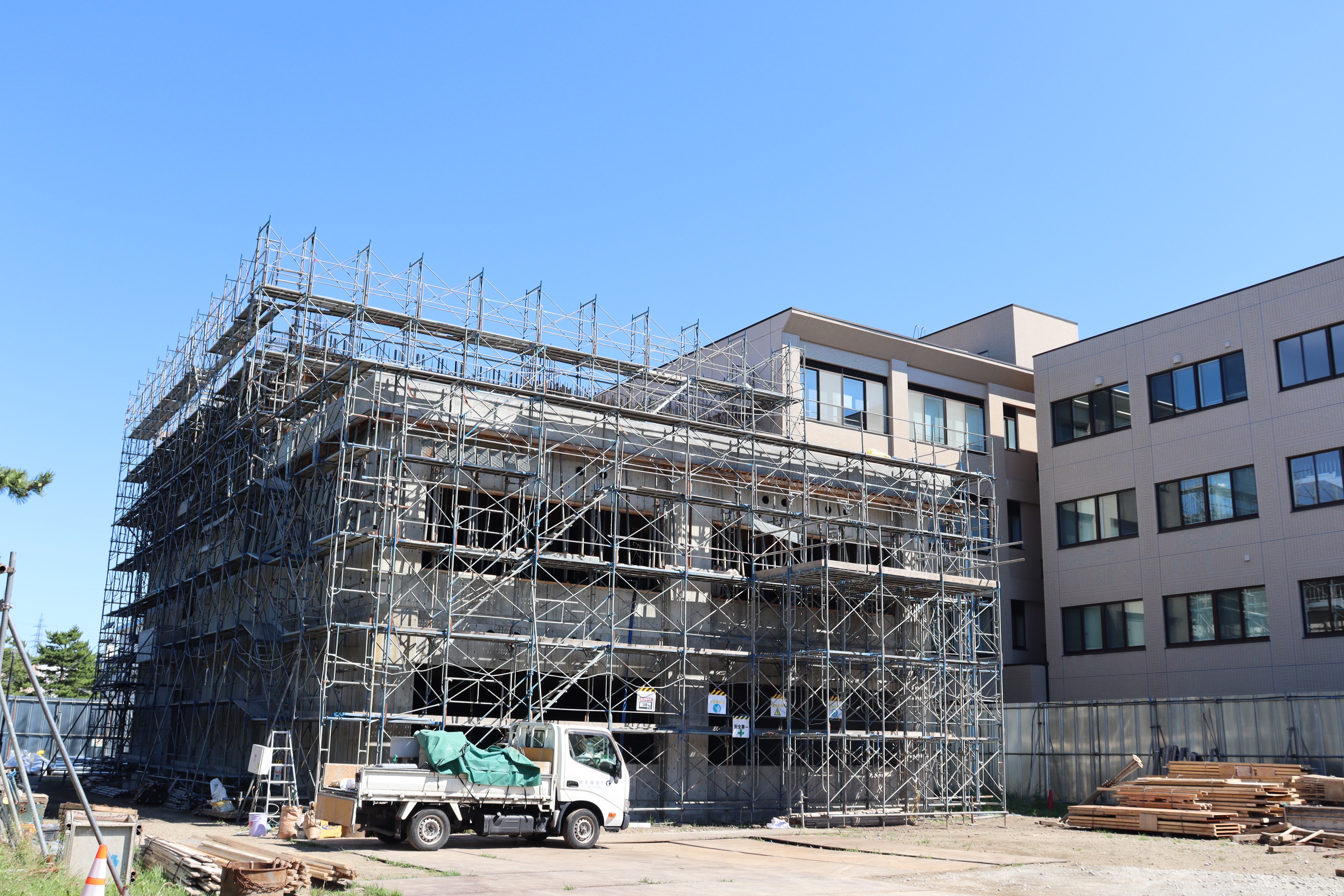 2026.08.21 外壁と3階部分が姿を現しました。新棟の完成に向け、着々と工事が進んでいます。